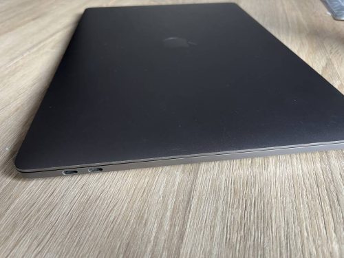Apple MacBook Pro 15.4" Retina Touchbar Mid 2018 I7-8750H 16GB  / 256 SSD sötétszürke , FELÚJITOTT