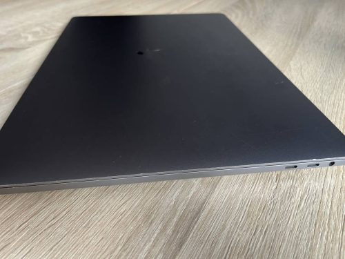 Apple MacBook Pro 15.4" Retina Touchbar Mid 2018 I7-8750H 16GB  / 256 SSD sötétszürke , FELÚJITOTT
